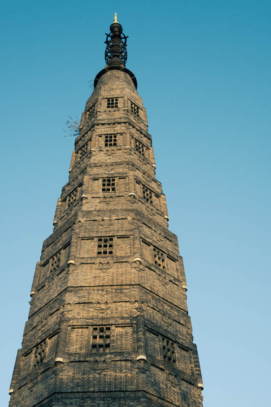 古塔耸立 仰视图片