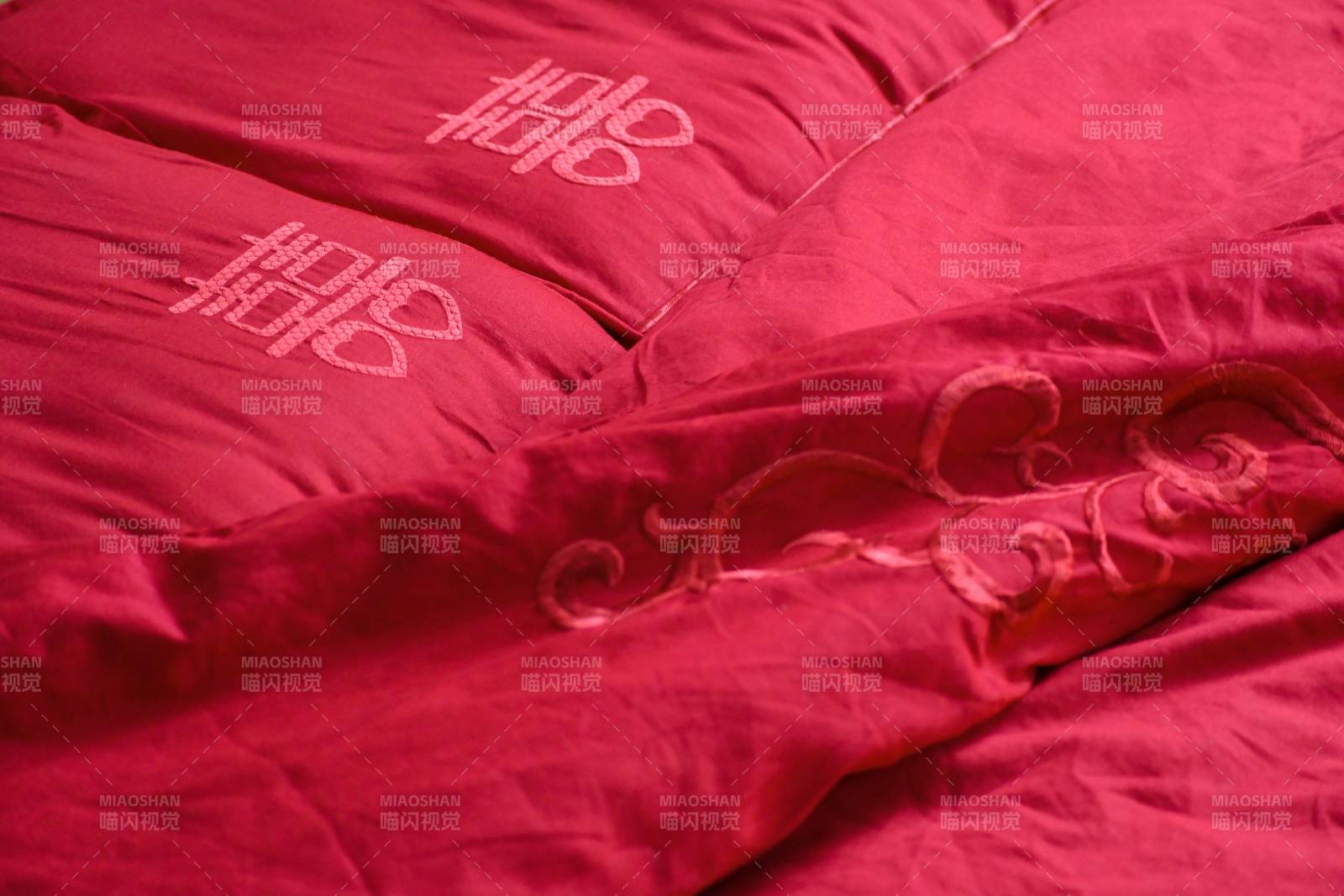 红色床上的温馨文字图片