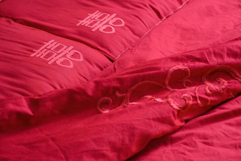 红色床上的温馨文字图片