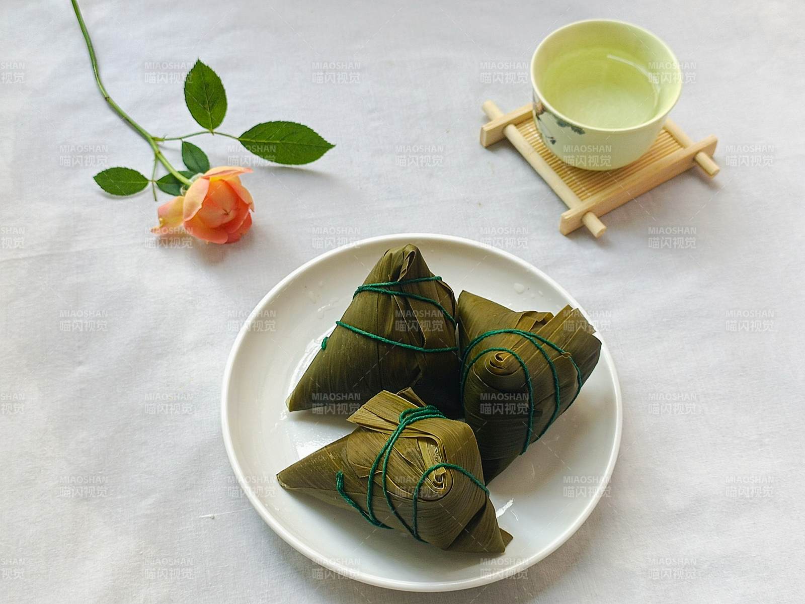 端午粽子与清茶图片