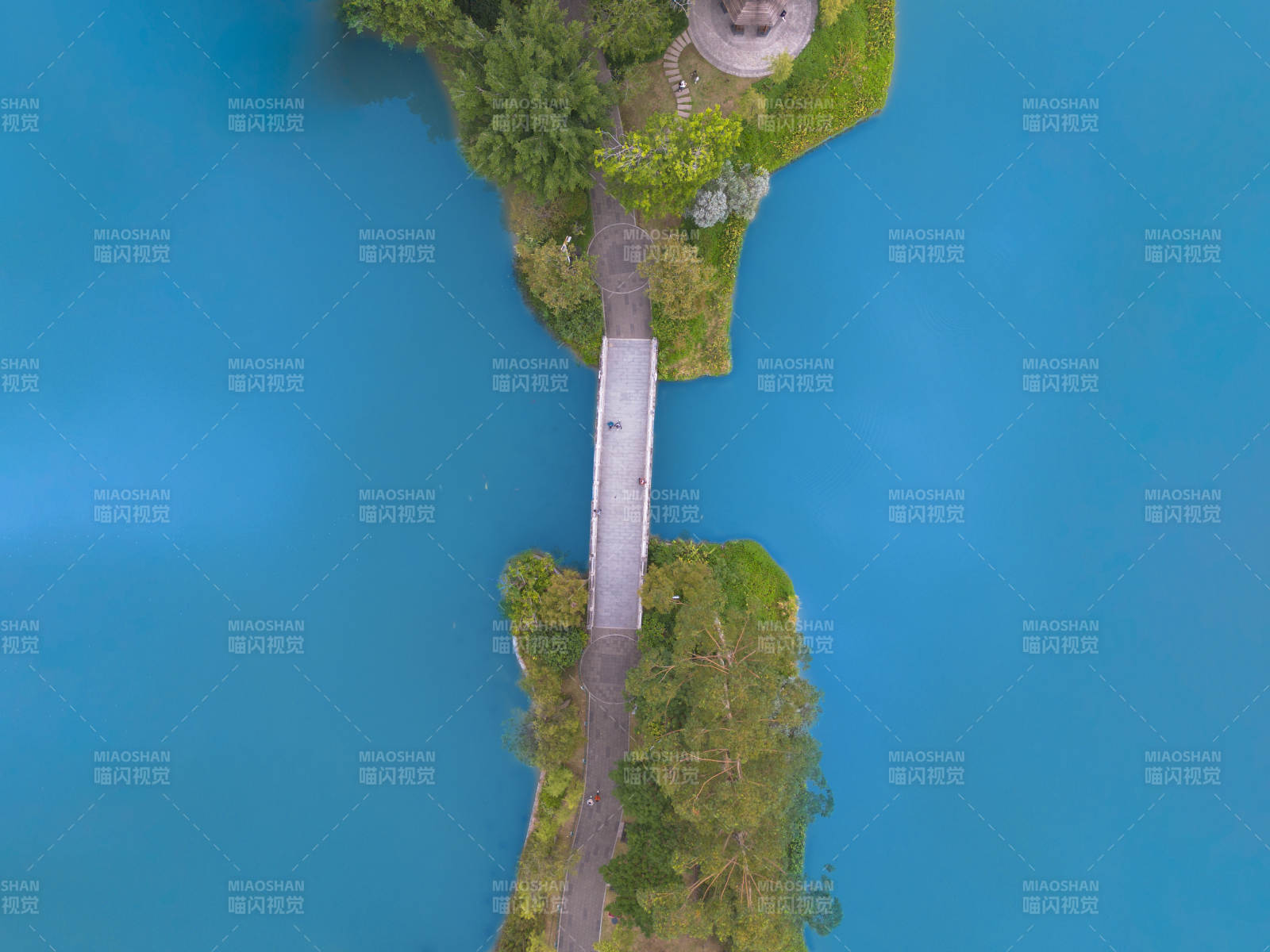 福州温泉公园湖心小岛桥图片