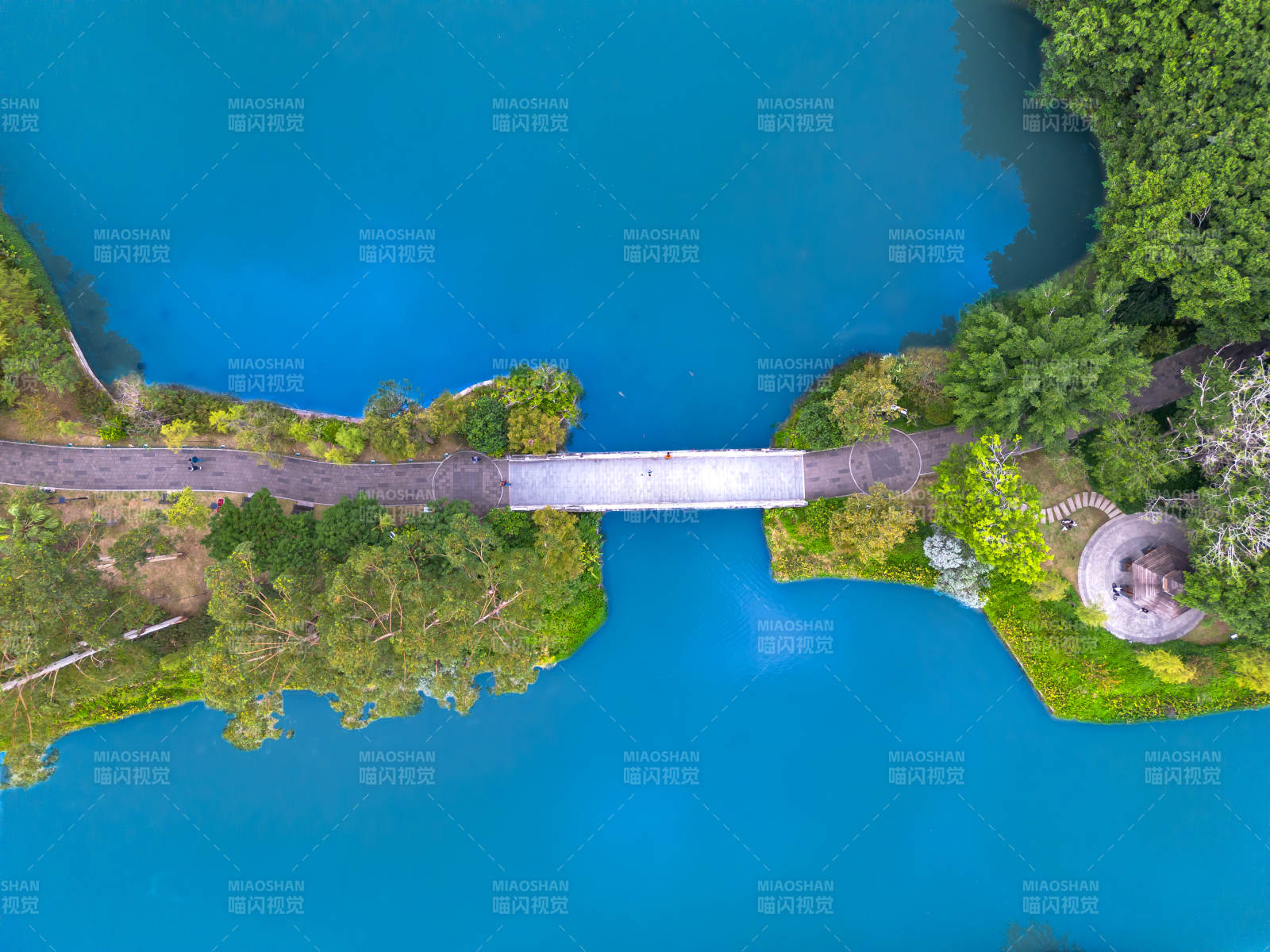 福州温泉公园湖上桥梁连接两岸图片