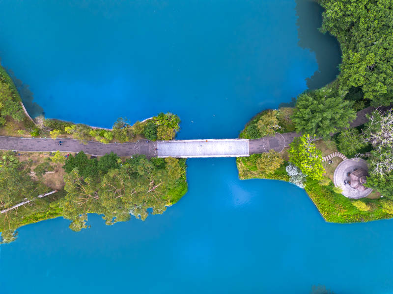 福州温泉公园湖上桥梁连接两岸图片