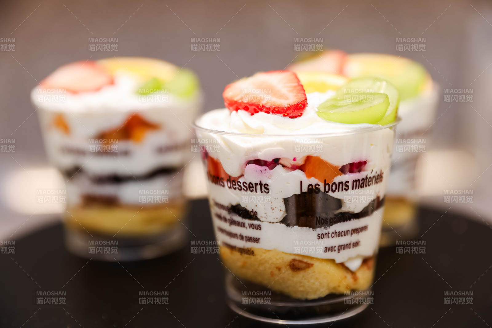 三层水果奶油杯图片