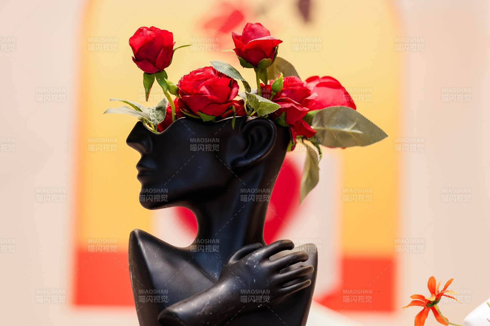 玫瑰花冠黑雕塑图片