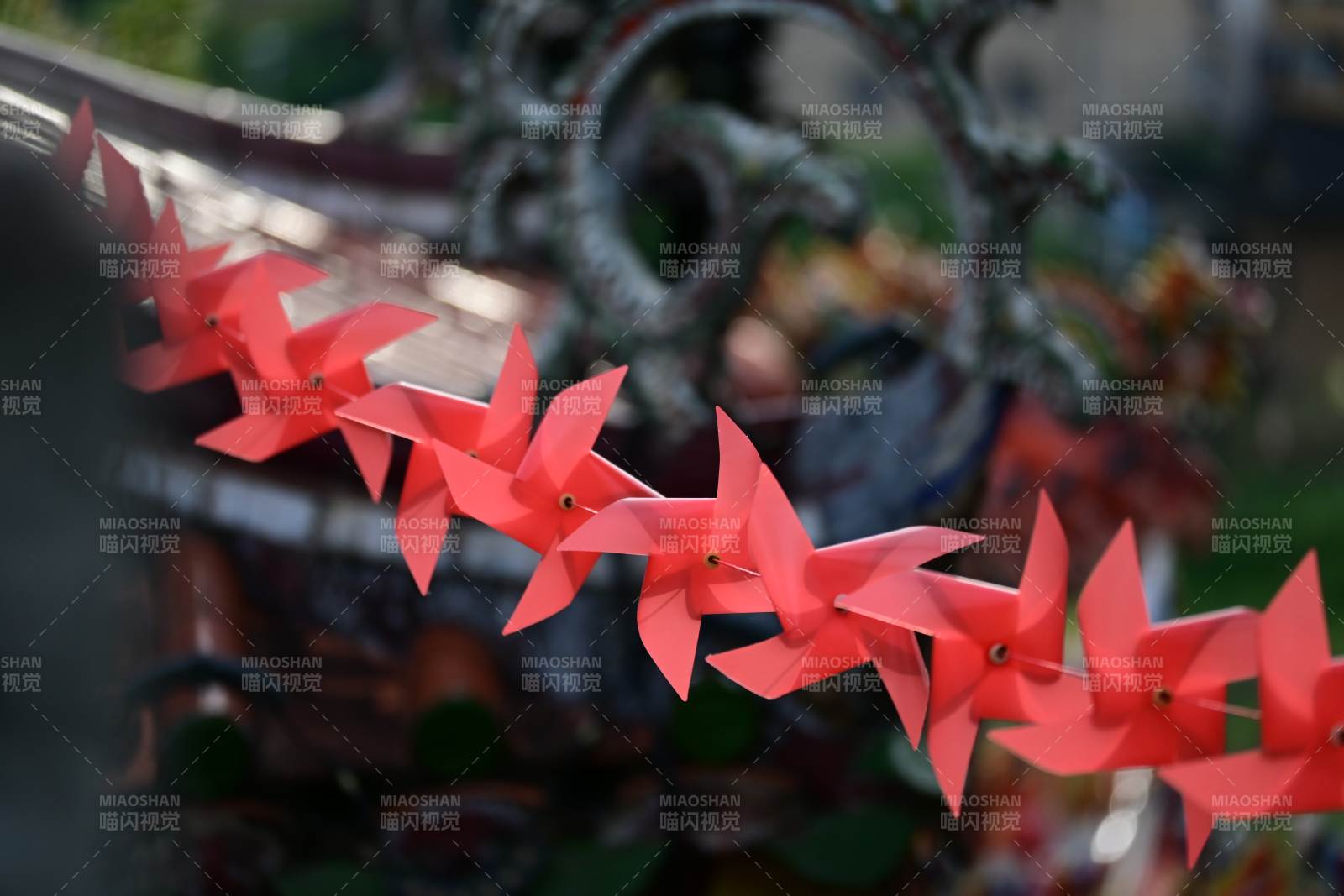 红色风车串装饰图片