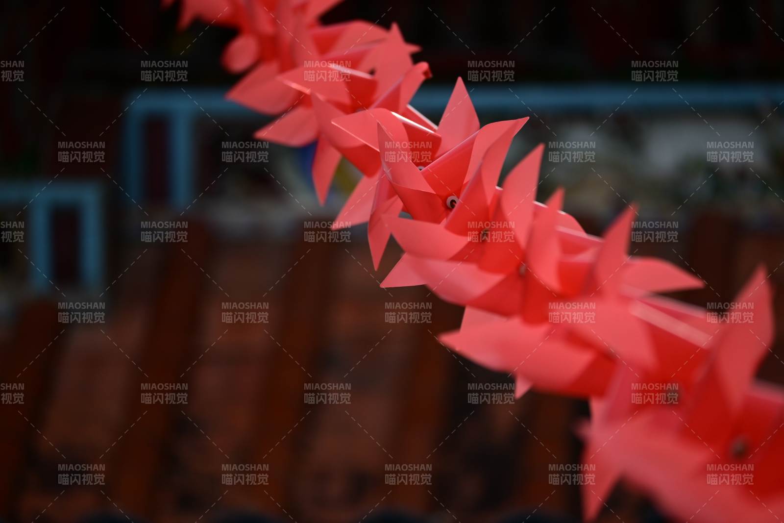 红色风车的排列图片