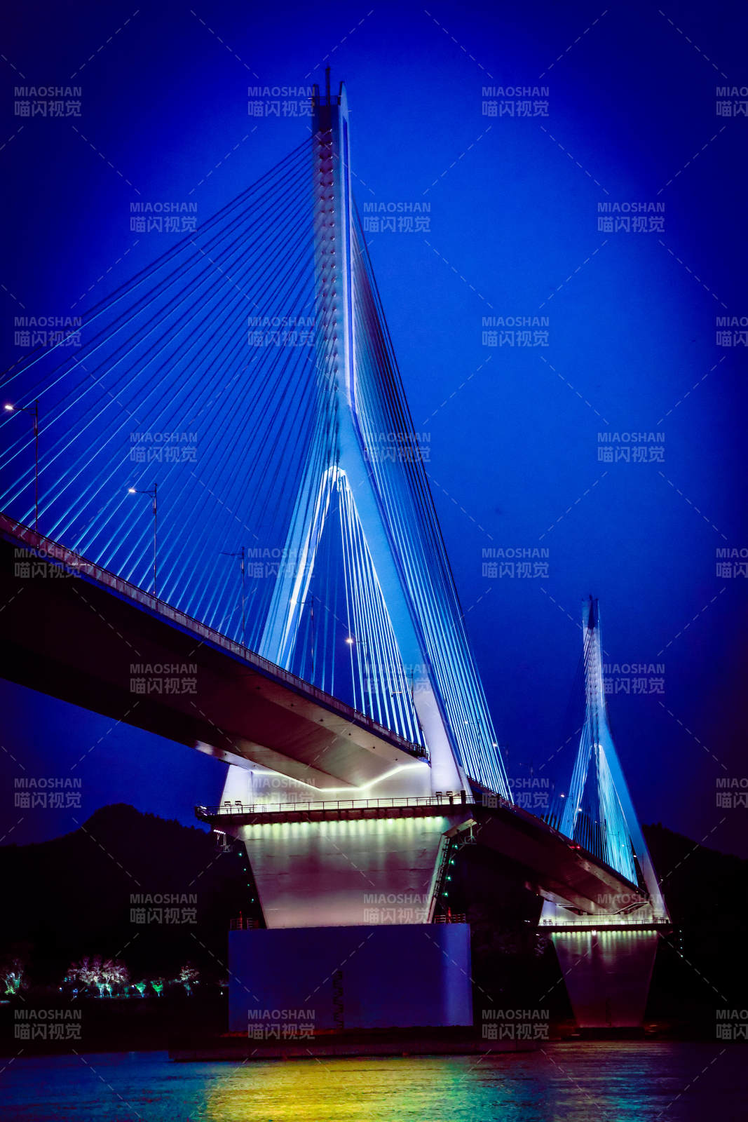 宜昌夜色中的斜拉桥图片