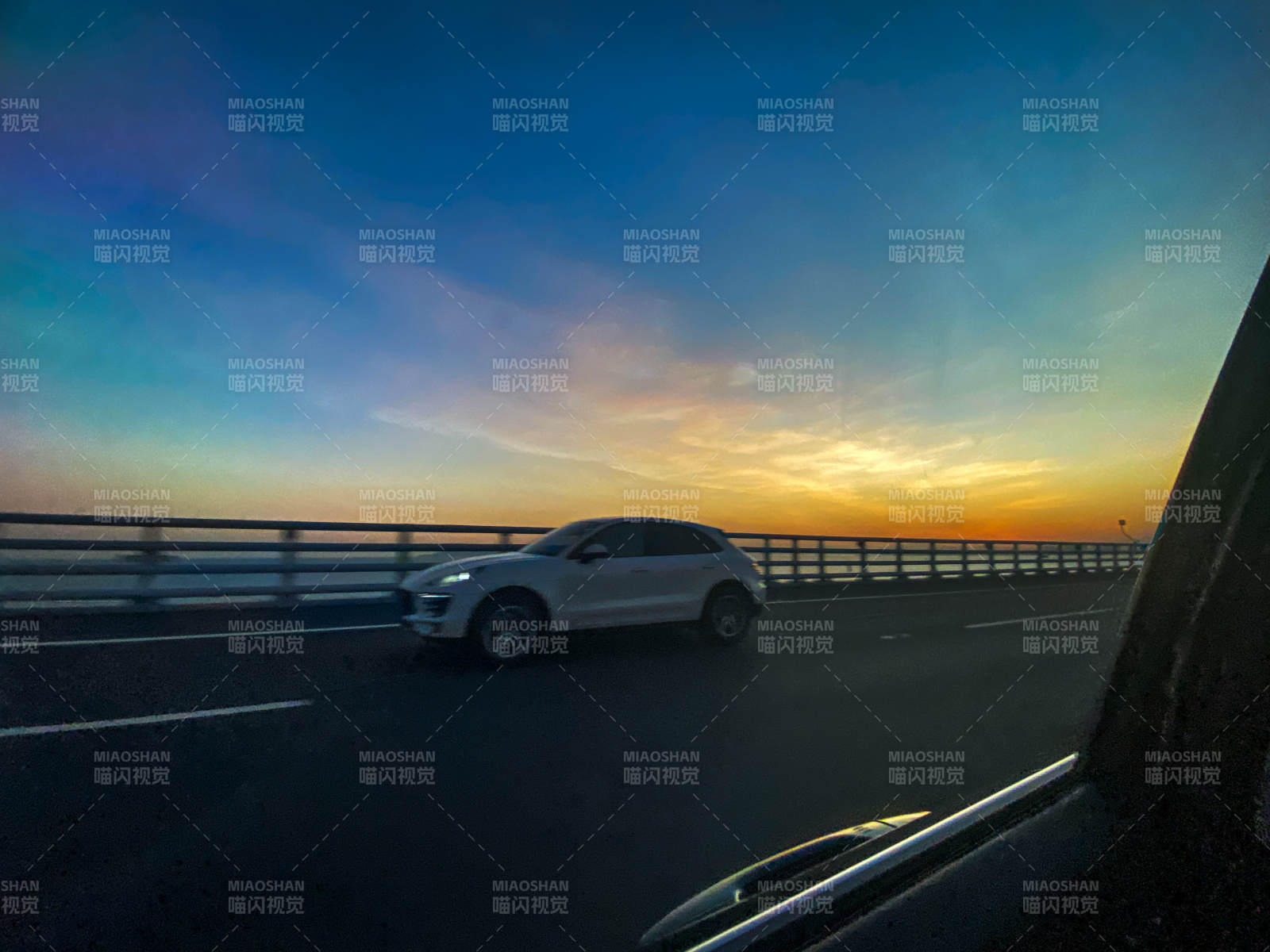 夕阳下的高速路图片