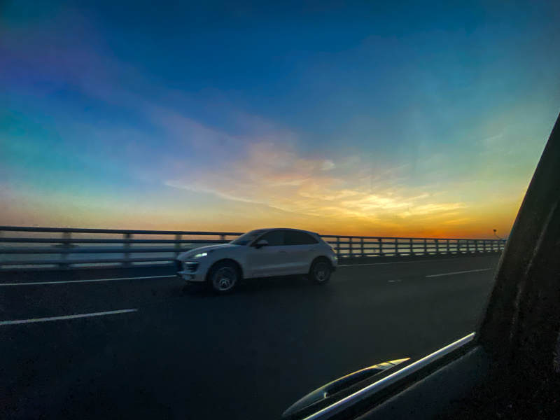 夕阳下的高速路图片