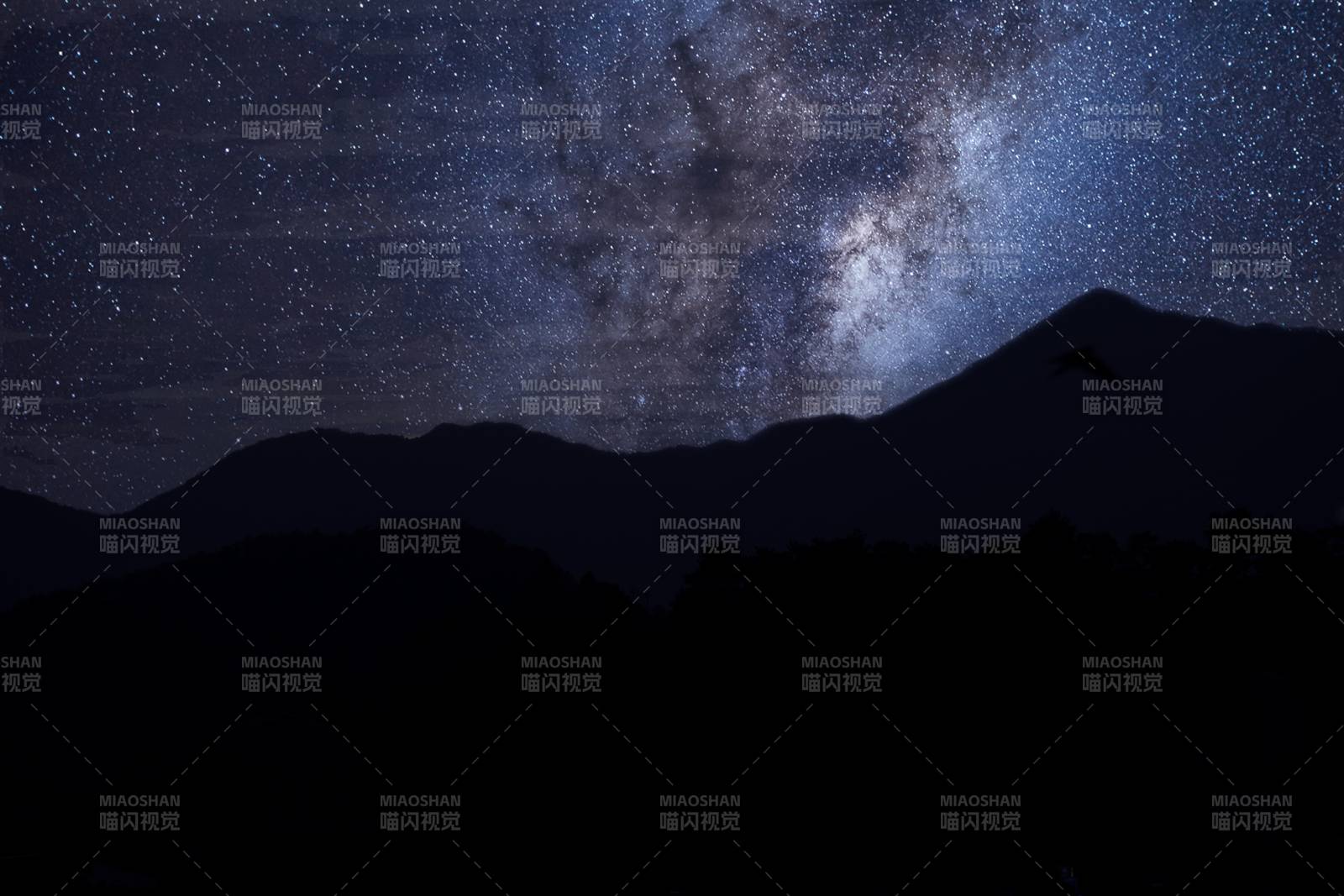 星空下的山影图片