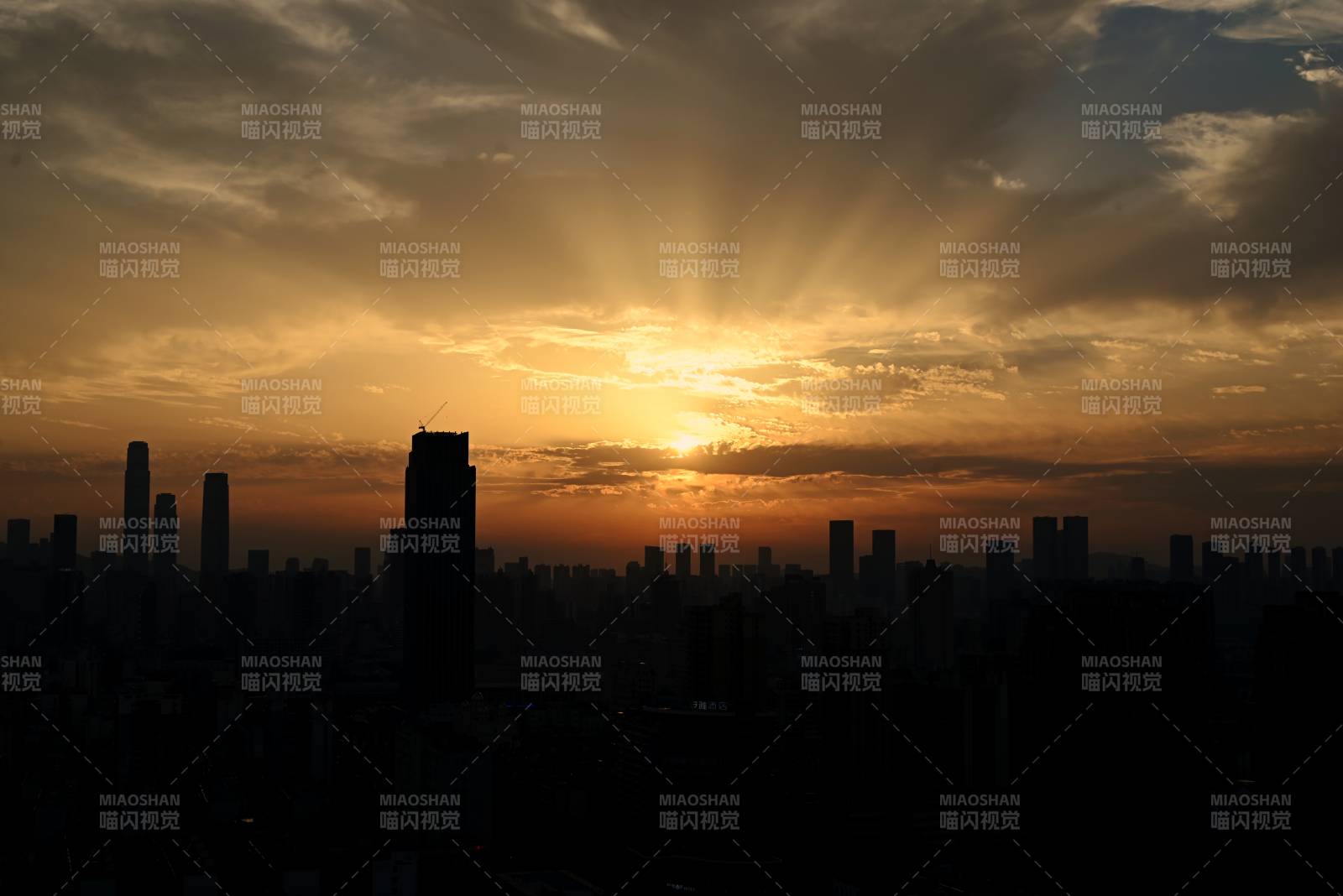 城市剪影日落图片