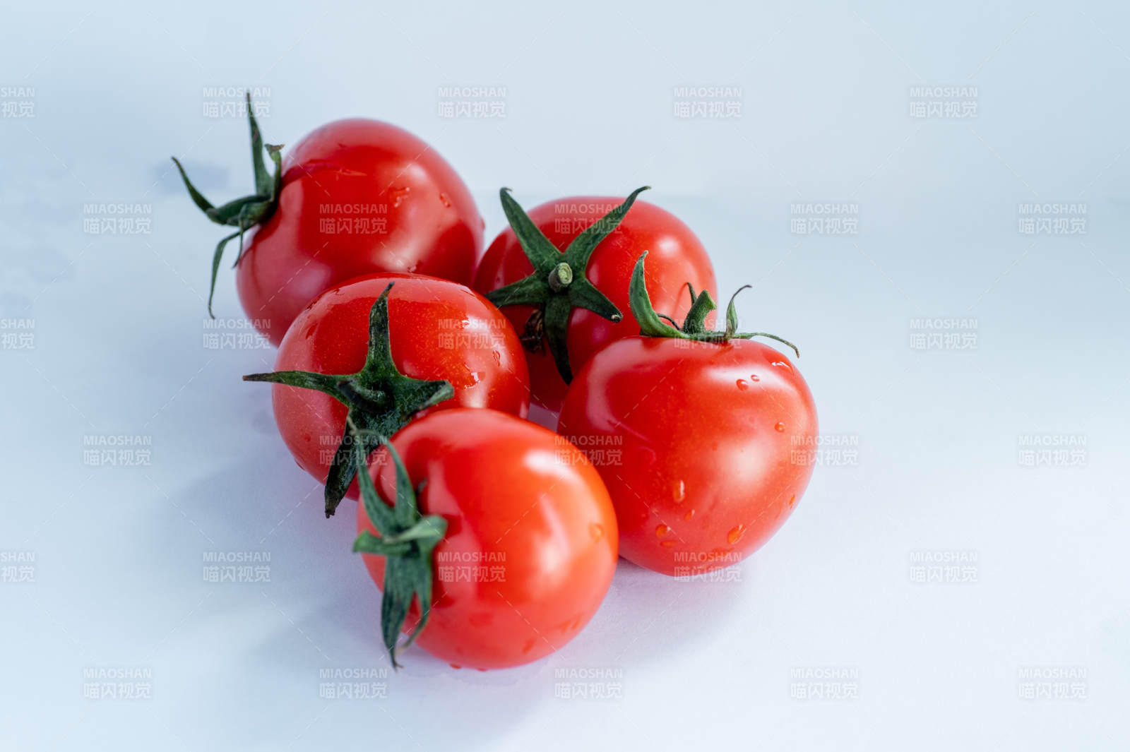 五个新鲜的红番茄图片
