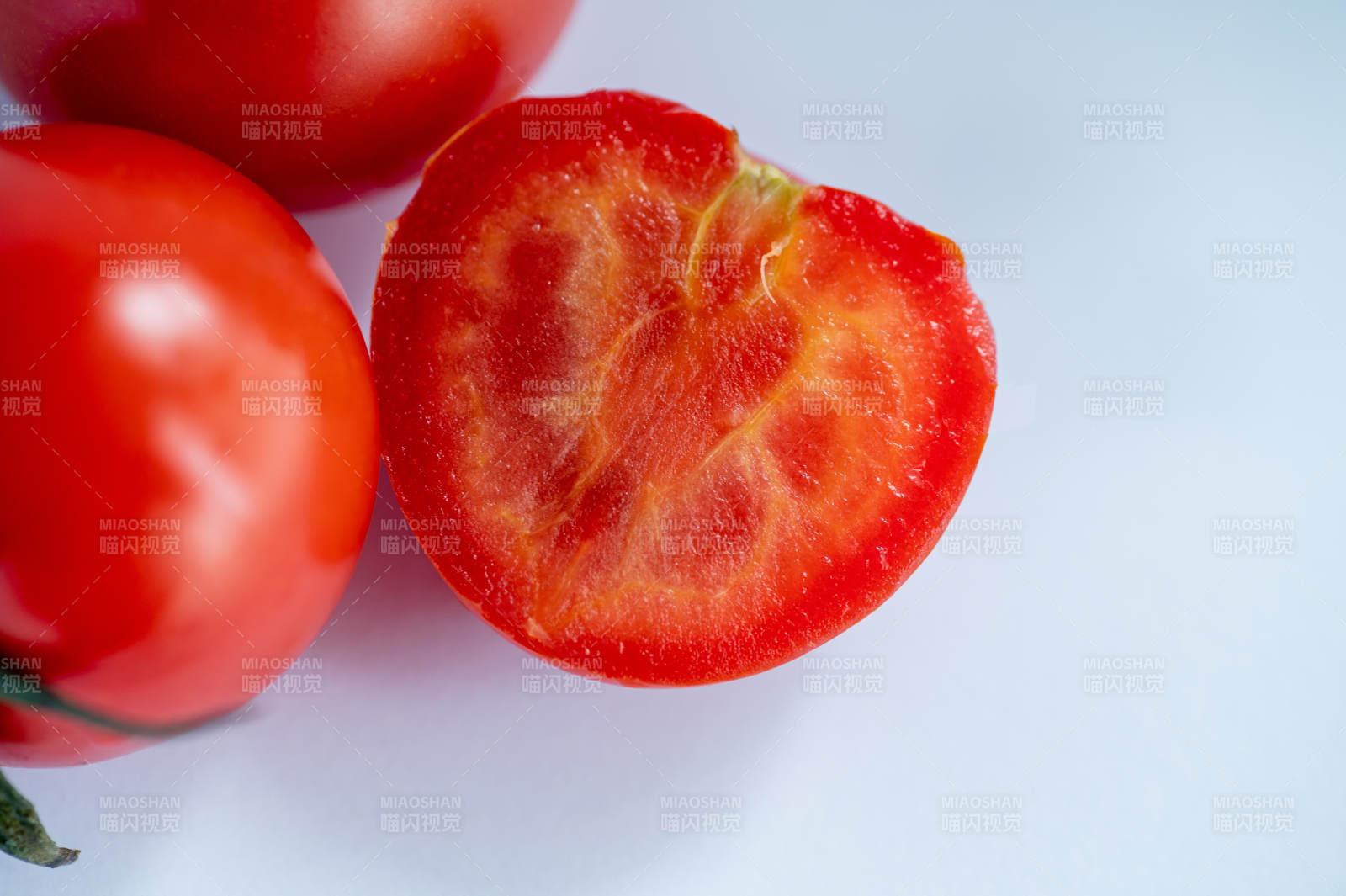 切开的红番茄图片