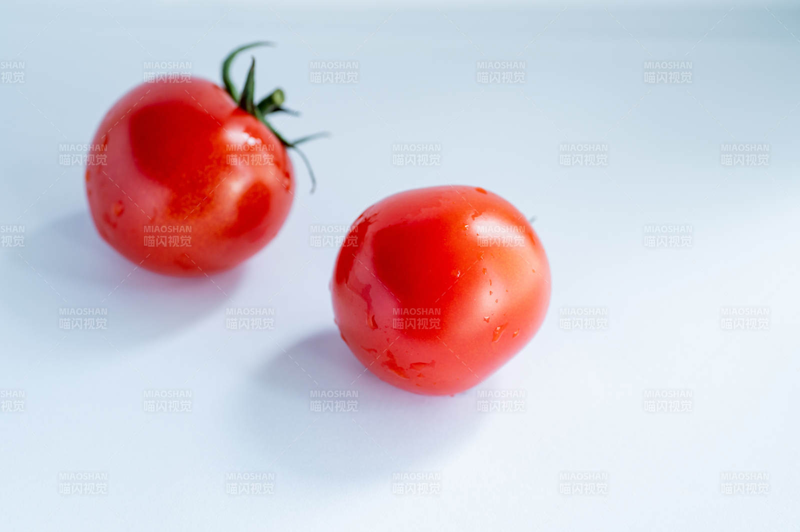 两个新鲜的红番茄图片