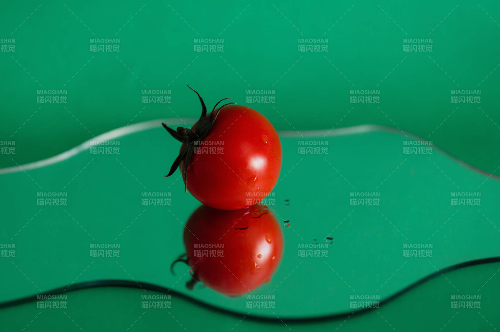 红番茄绿背景图片