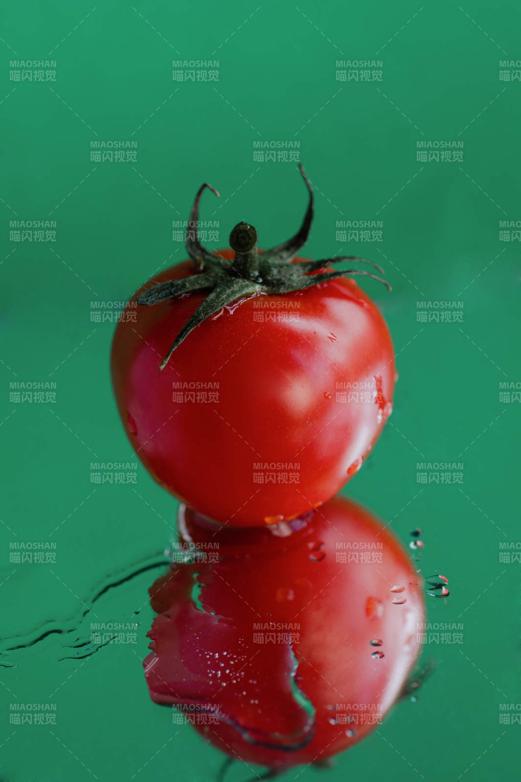 红番茄绿背景图片