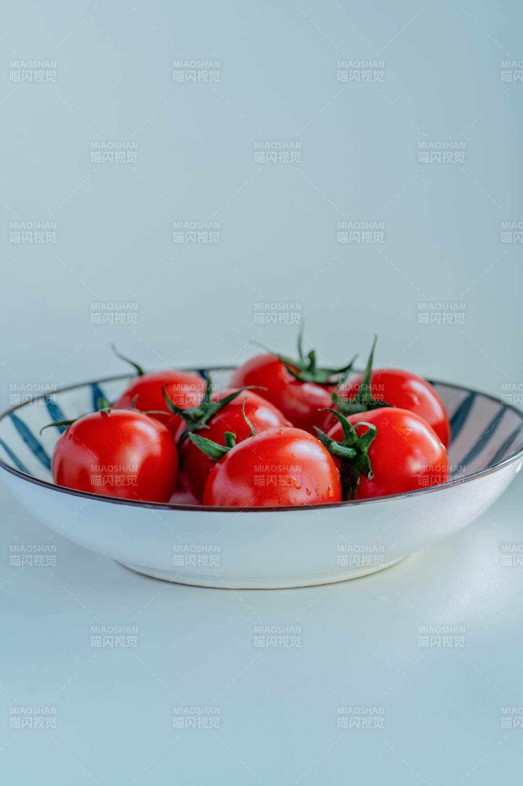 碗中的新鲜圣女果图片