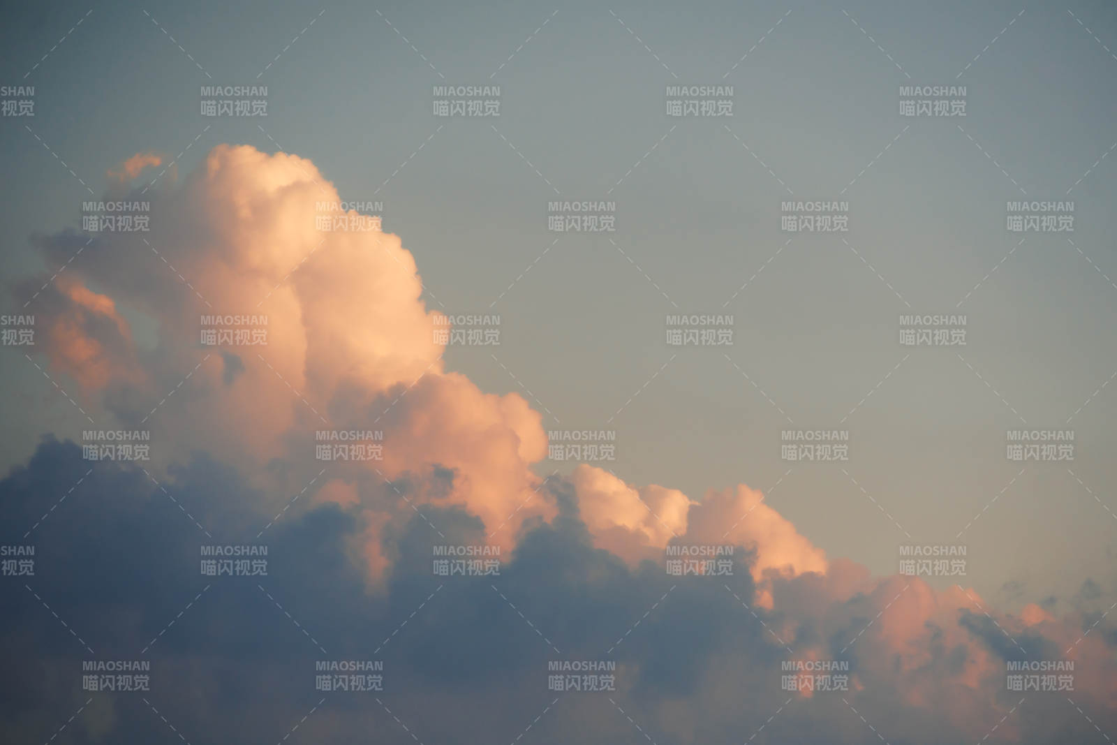 夕阳染红的云朵图片