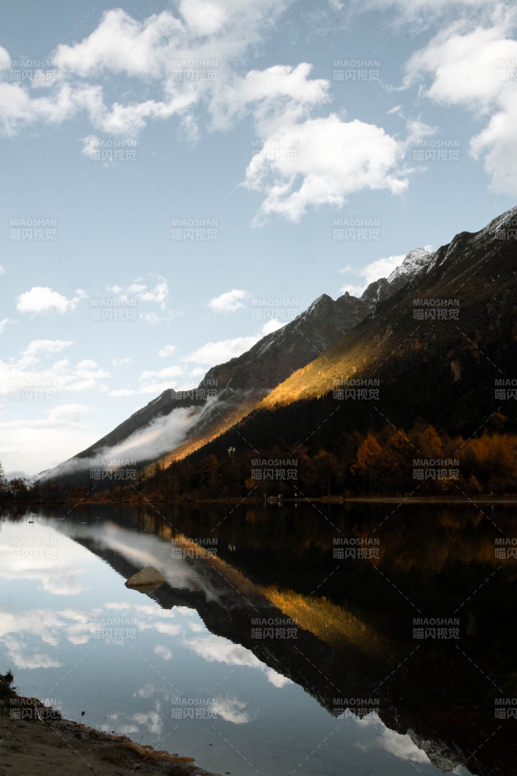 山湖倒影 秋色宜人图片
