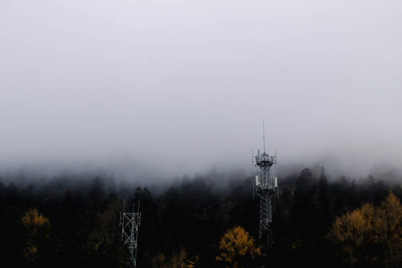 雾中信号塔图片