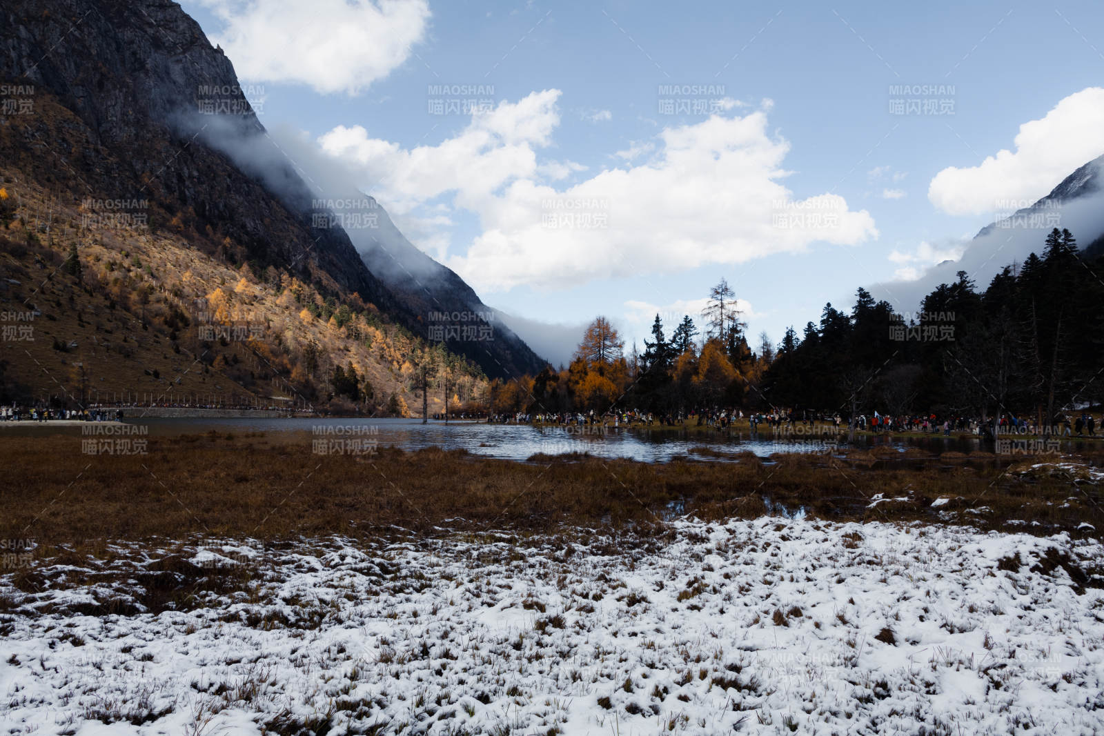 雪山秋色湖光图片