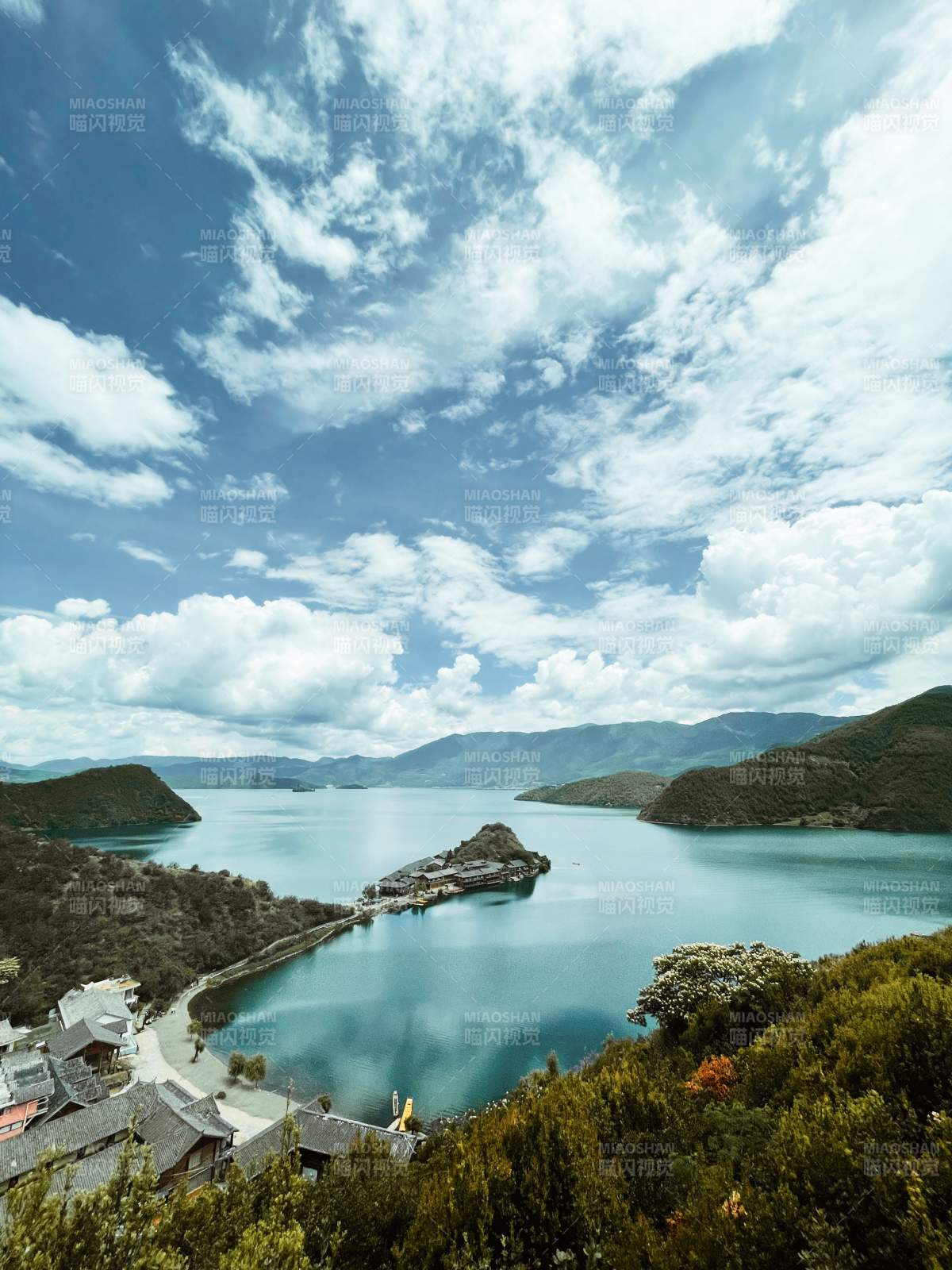 泸沽湖美景图片