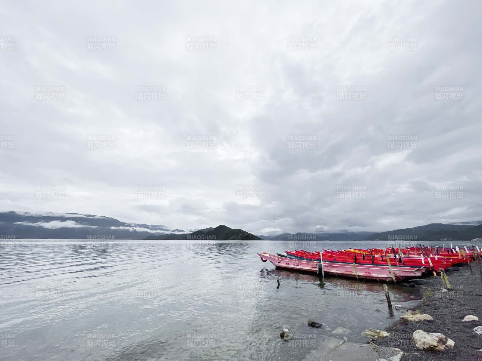 湖畔红船图片