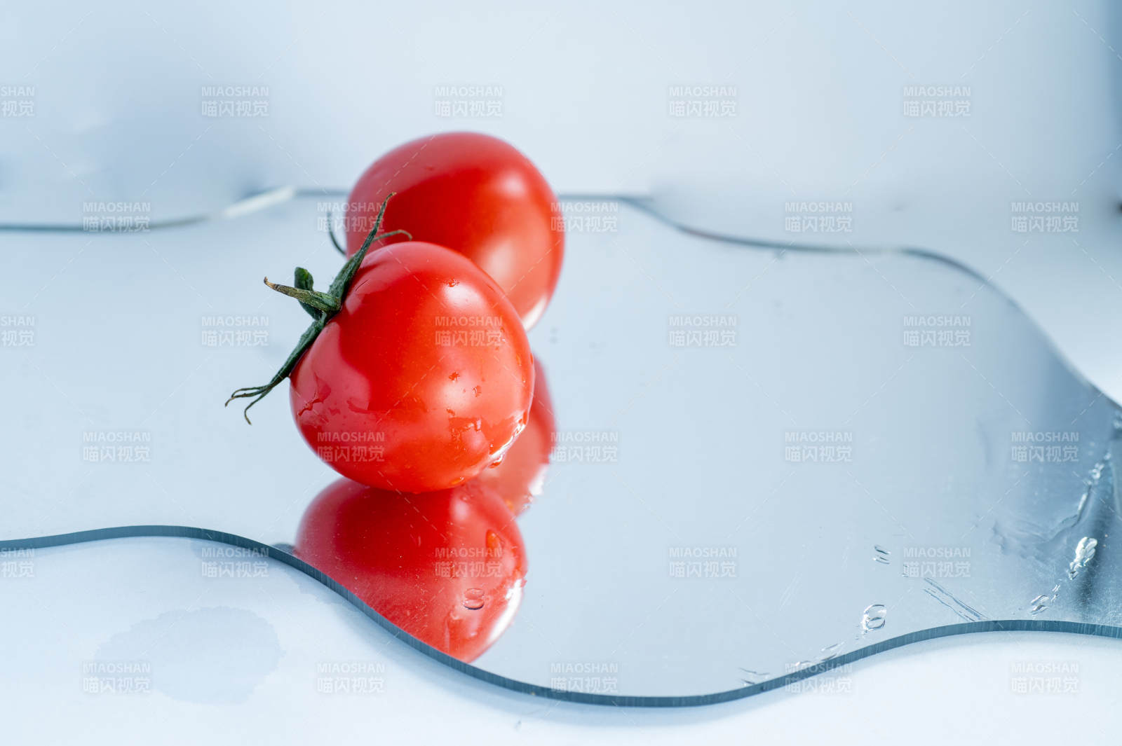 镜面反射的红番茄图片