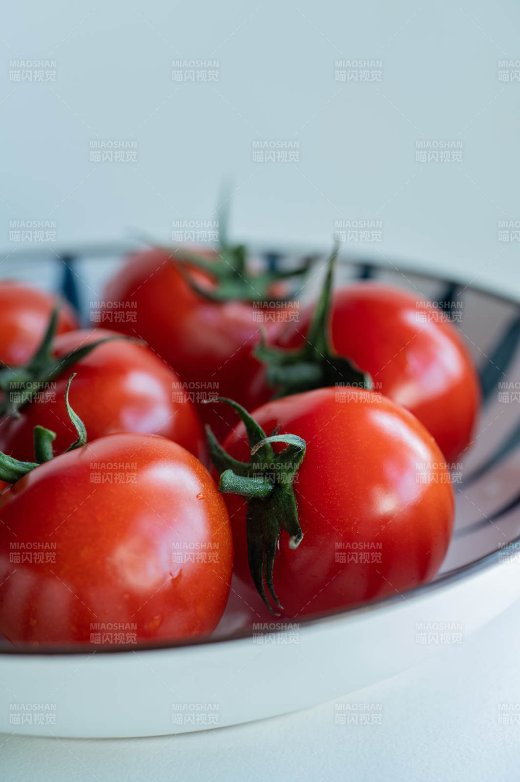 盘中的新鲜红番茄图片