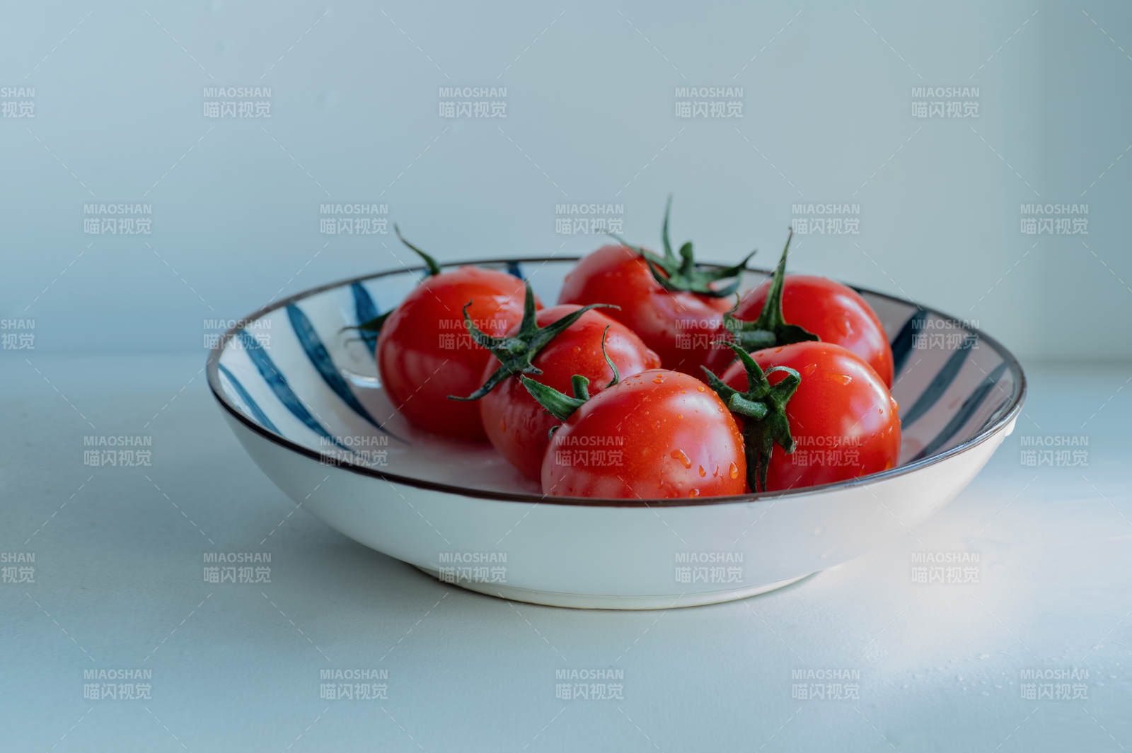 盘中的新鲜番茄图片