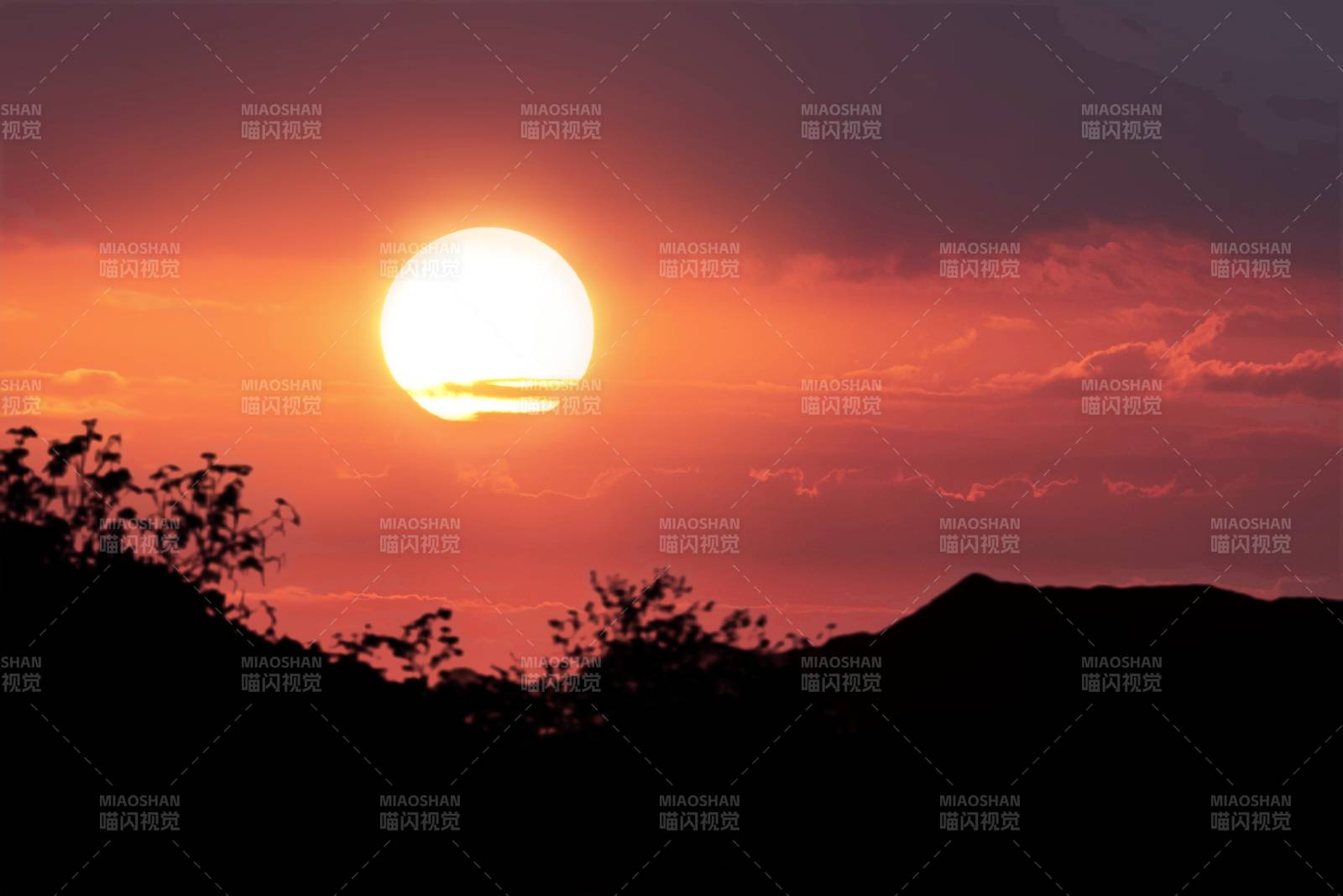 日落山头 余晖映红天际图片