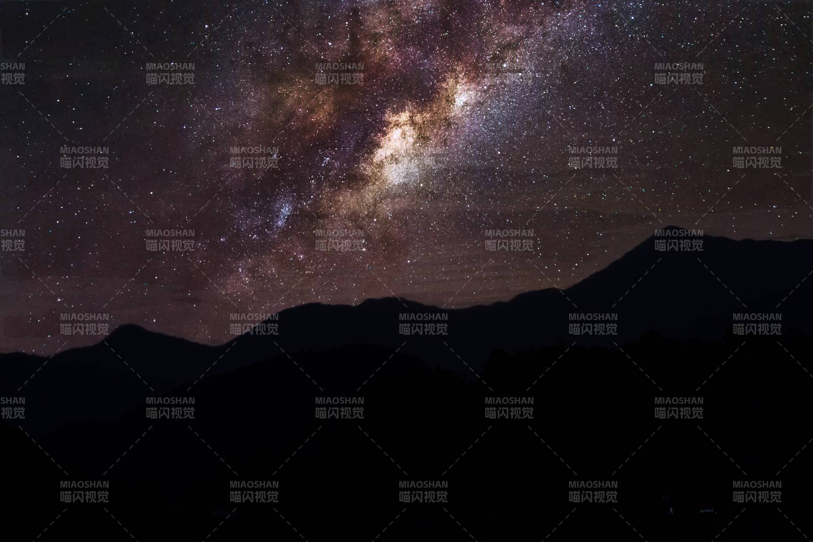 星空下的山影图片