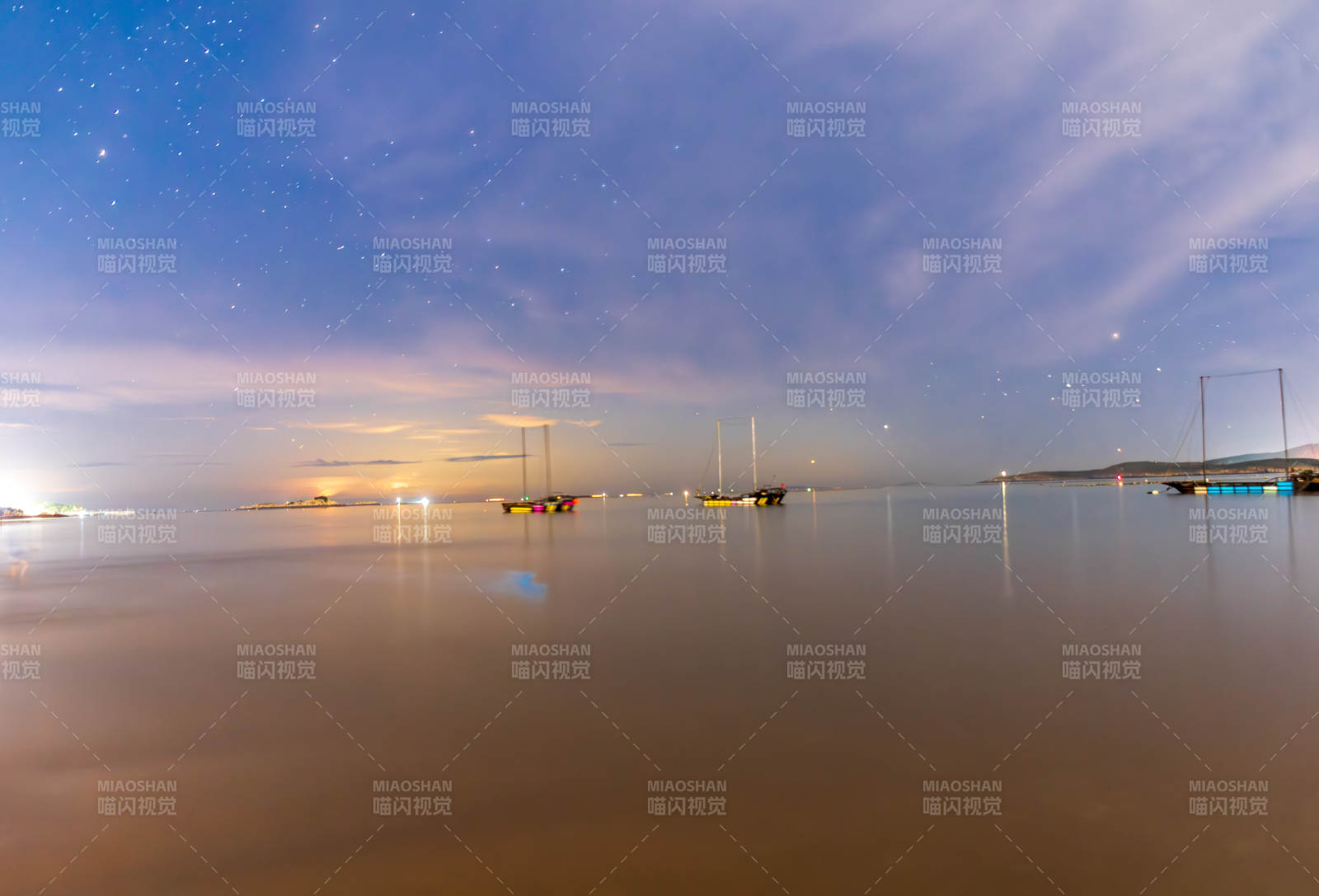 福州平潭星空下的宁静海港图片