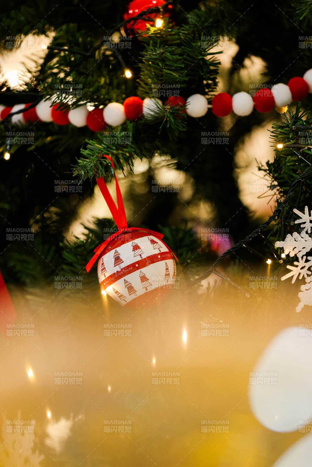 圣诞树上的装饰球图片