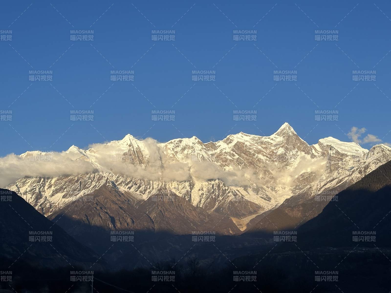 雪峰巍峨 蓝天映衬图片