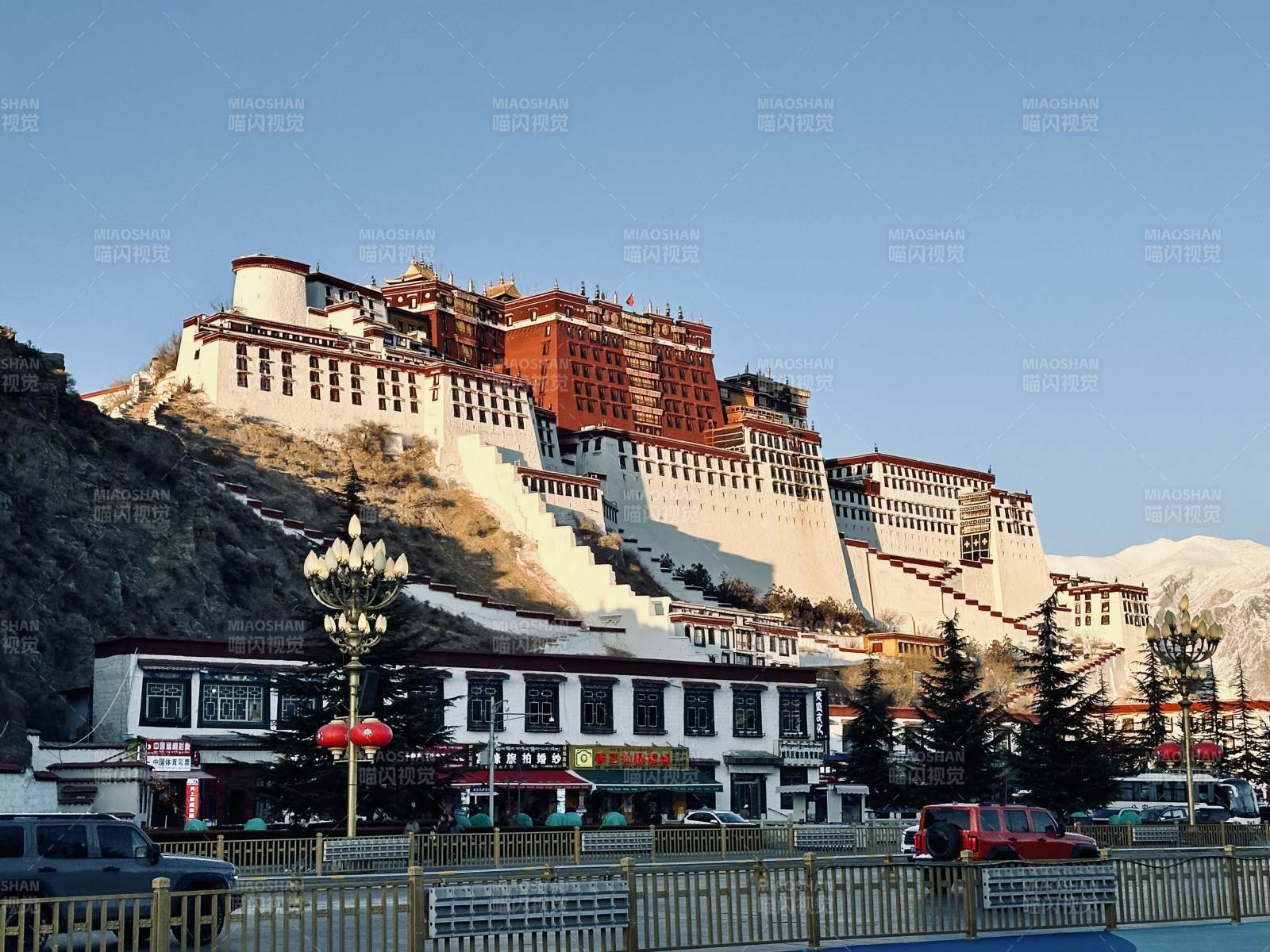 布达拉宫的壮丽景色图片