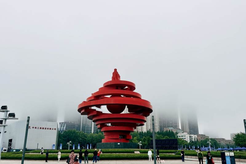 青岛五四广场红雕塑图片