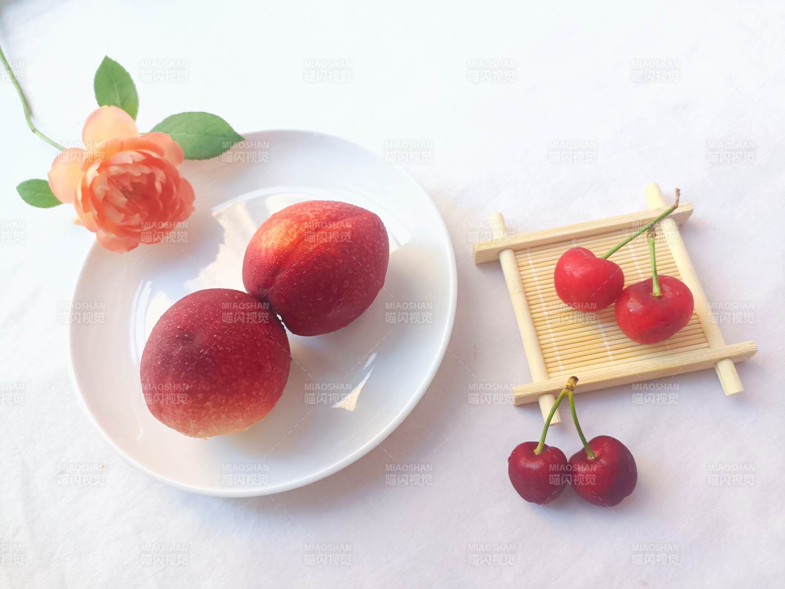 桃子与樱桃的静谧时光图片