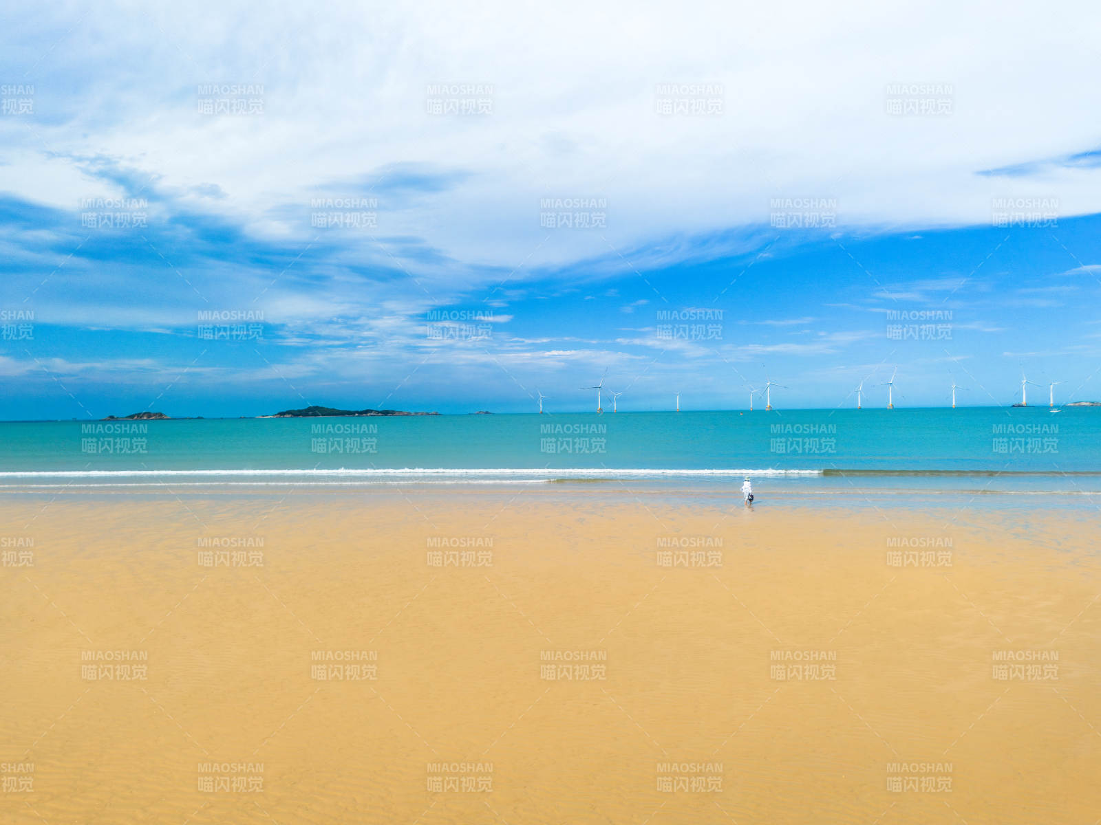 海滩风光与风力发电图片
