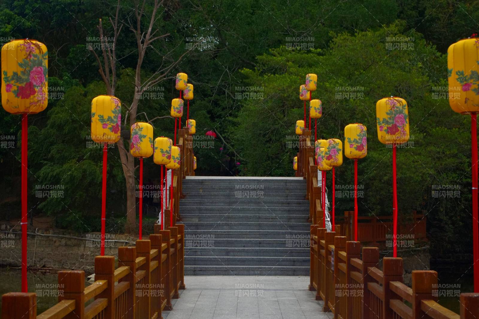 灯笼装饰的石桥图片