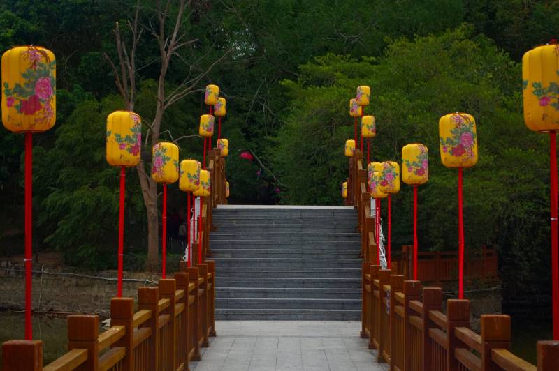 灯笼装饰的石桥图片