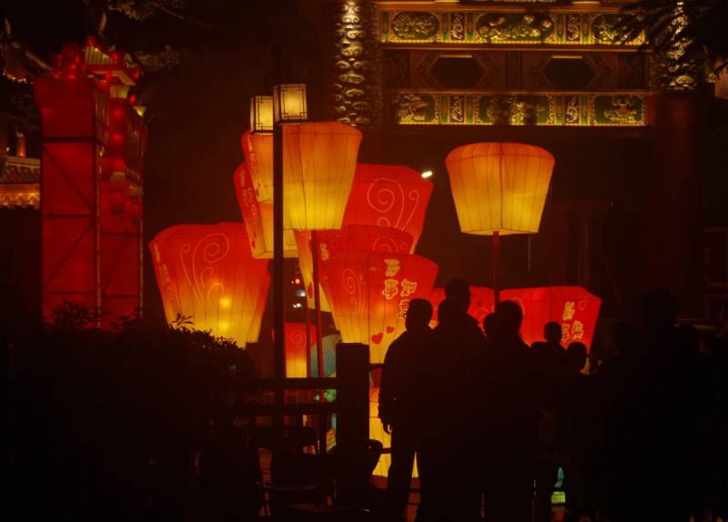 夜市灯笼人影幢图片