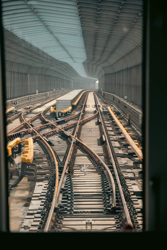 隧道中的铁轨交叉口图片