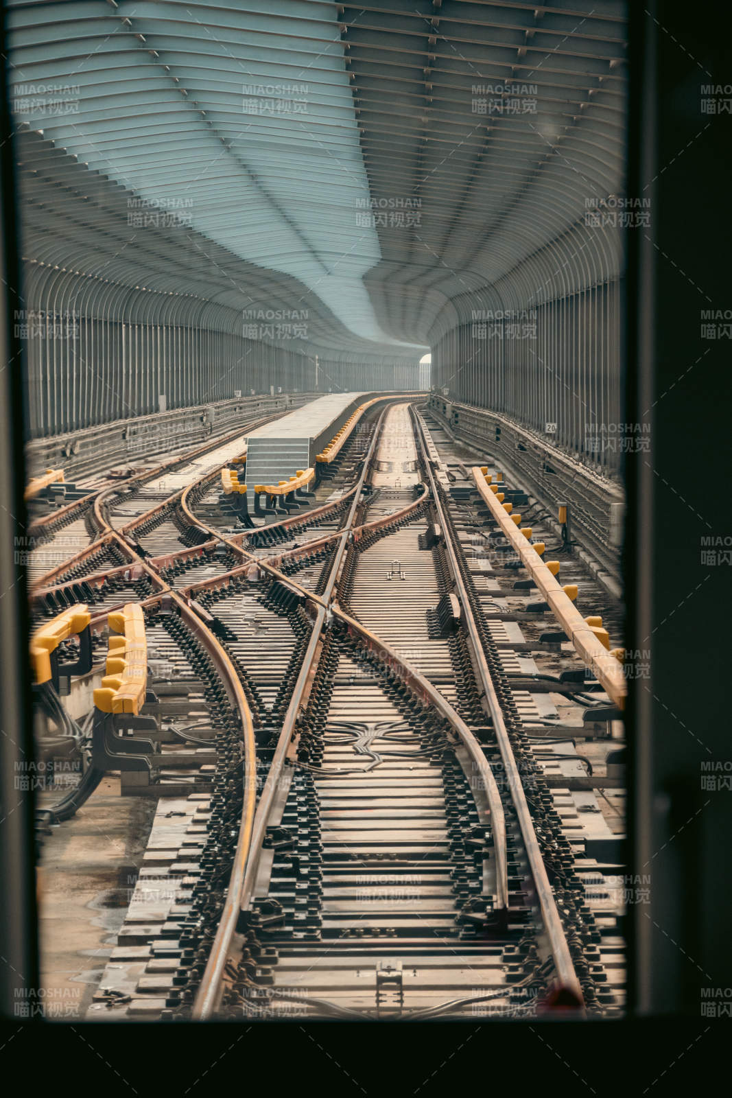 隧道中的铁轨交叉口图片