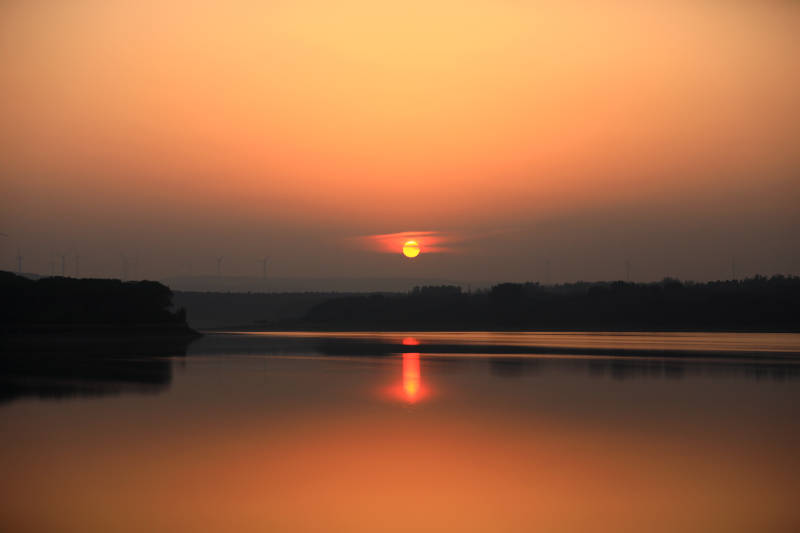 湖面夕阳映照图片