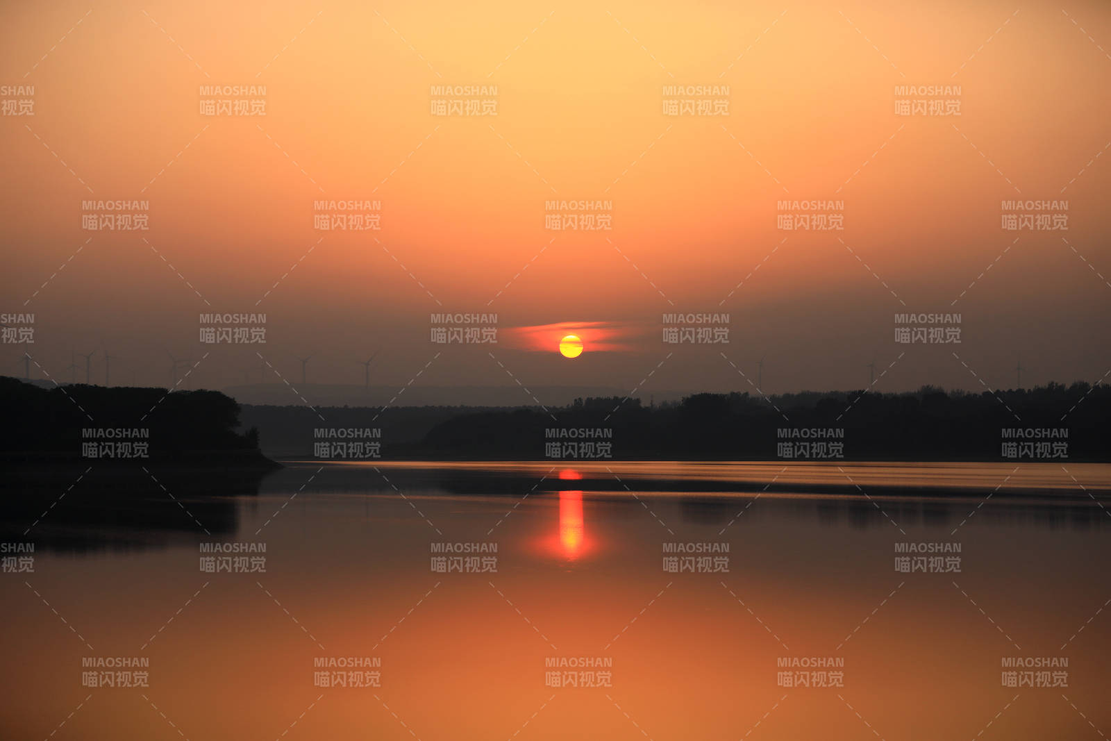 湖面夕阳映照图片