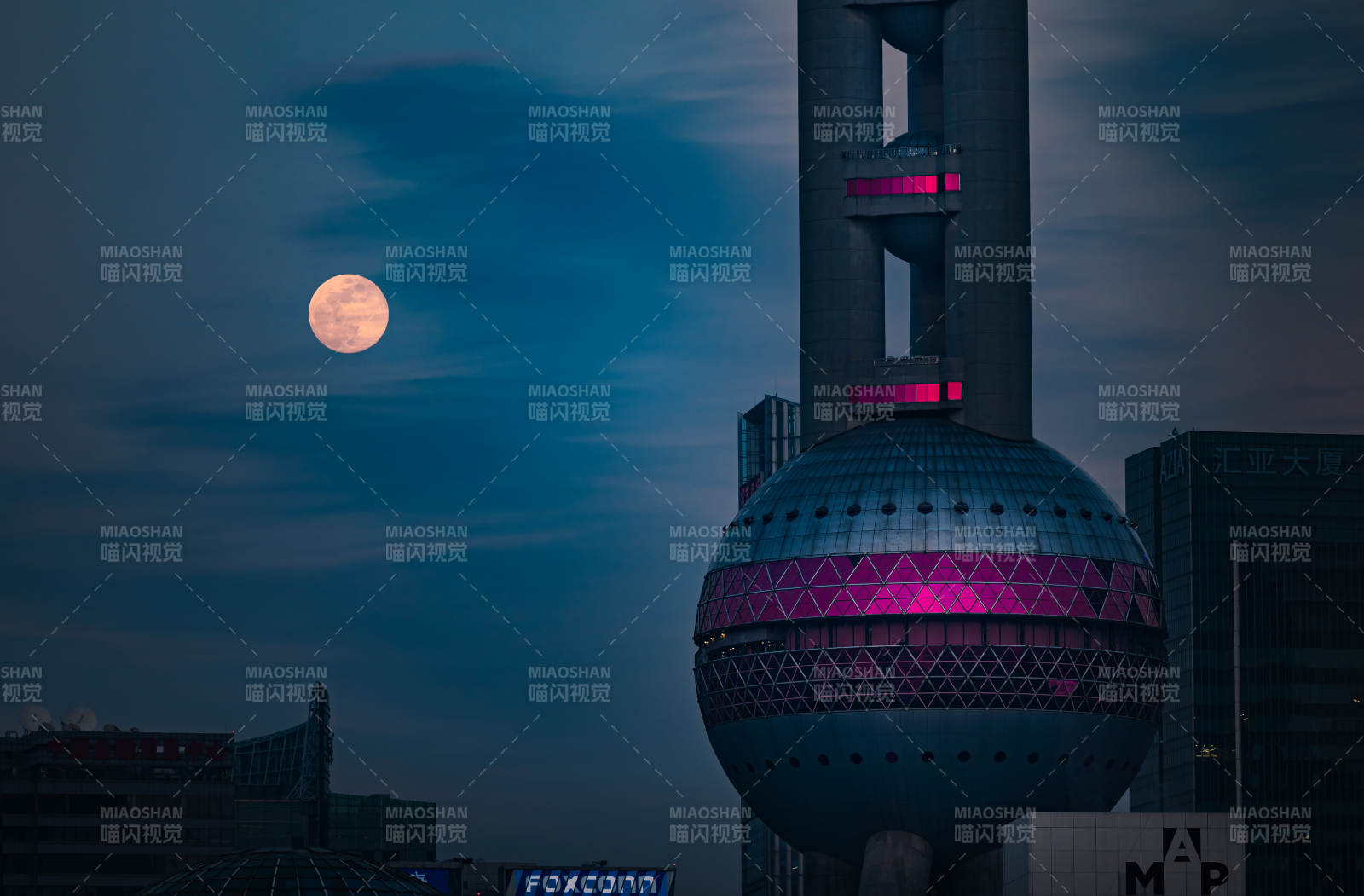 月夜下的东方明珠图片
