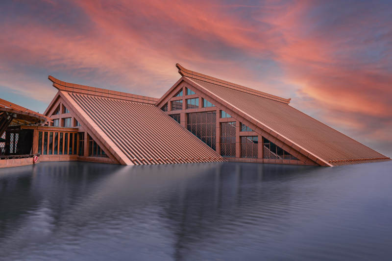 夕阳下的倾斜屋顶图片