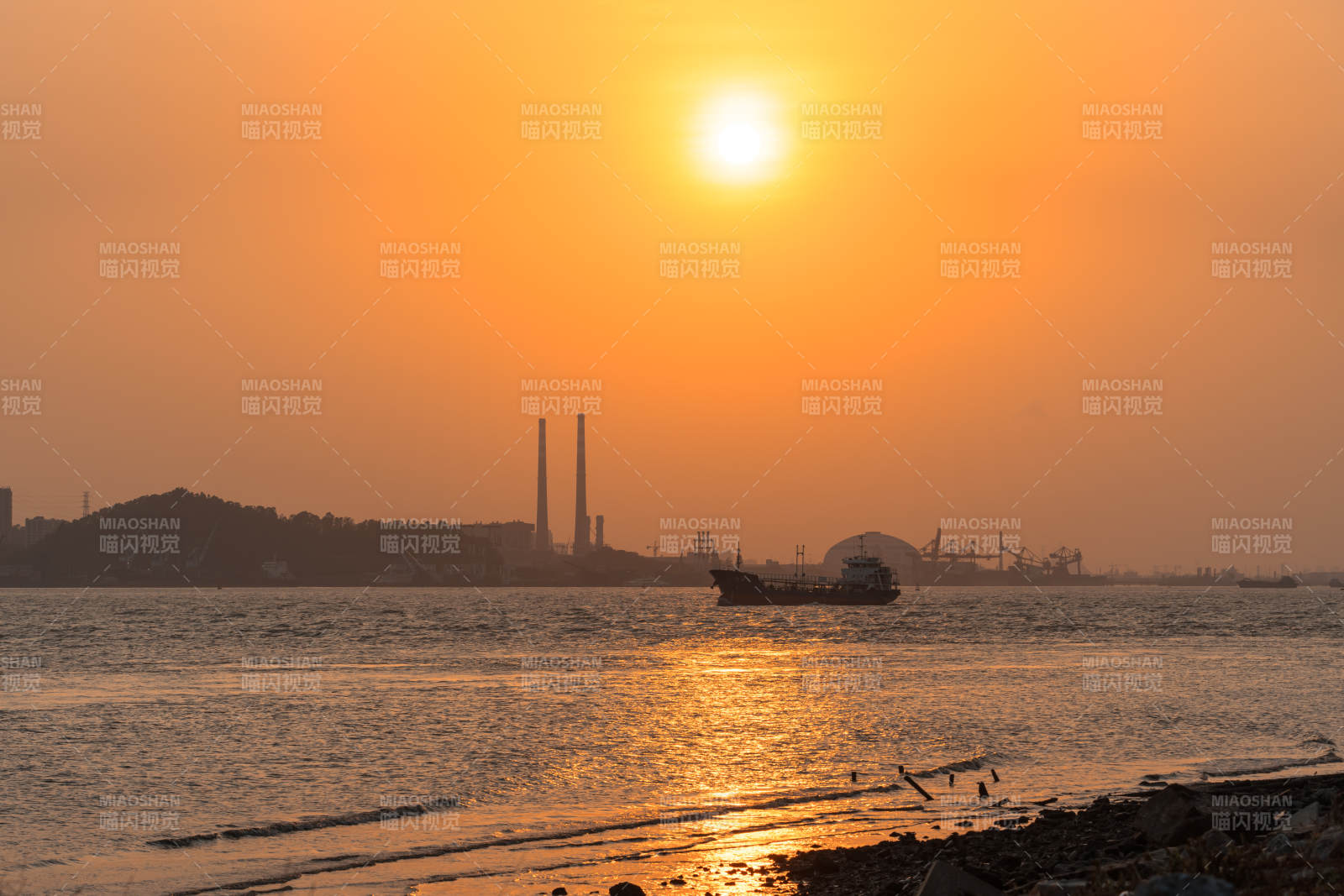 夕阳下的工业海岸线图片